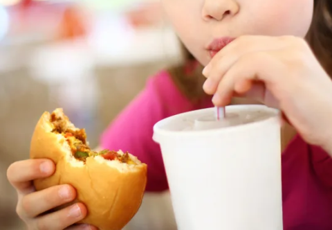 Có phải đồ ăn sẵn và nước ngọt có gas là nguyên nhân khiến trẻ bị béo phì 